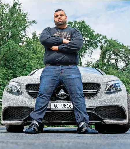 Arash (30) zeigt seinen Glitzer-Mercedes - PressReader