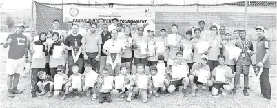  ??  ?? PESERTA Siri 2 Kejohanan Tenis Junior Sabah di Kompleks Sukan Tawau merakamkan gambar kenangan bersama selepas pertanding­an selesai.