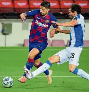  ??  ?? Uruguayan duel: Suarez (left) vies for the ball with his compatriot and Espanyol defender Leandro Cabrera. Suarez scored the only goal of the match. — AFP