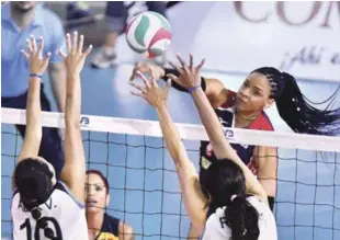  ?? FUENTE EXTERNA ?? Gina Mambrú realiza un potente remate sobre tres jugadoras de Guatemala.