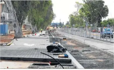  ?? ALBERTO DOMÍNGUEZ ?? Imagen de las obras en las que se distingue la nueva acera, notablemen­te más ancha.