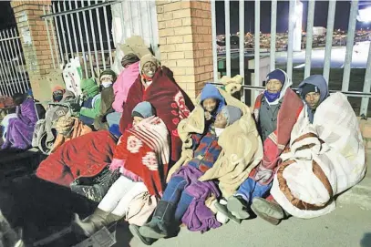  ?? Picture: Supplied ?? COLD COMFORT. A group of child support grant applicants who camped outside the Sassa offices in Mdantsane, East London, on Tuesday night. This was so that they could be served the next day.