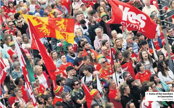  ?? Arwyn Roberts ?? > Some of the marchers in Caernarfon