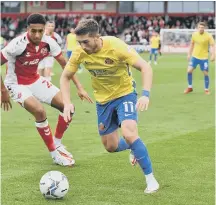  ??  ?? Lynden Gooch drives Sunderland forward.