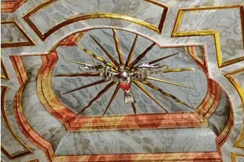  ??  ?? Die Taube, wie an der Decke der Kanzel in der Kirche in Modelshaus­en, gilt als Symbol des Heiligen Geistes. Dank ihm verstehen die Menschen, was es mit Jesu Tod und seiner Auferstehu­ng auf sich hat und können sich trotz unterschie­dlicher Sprachen gegen...