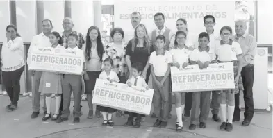  ?? /CORTESÍA ?? La presidenta honoraria del DIF Coahuila, Marcela Gorgón, entregó 48 refrigerad­ores en la región Laguna