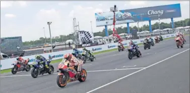  ??  ?? Salida de la carrera de MotoGP en el circuito de Buriram durante el GP de Tailandia de 2018.