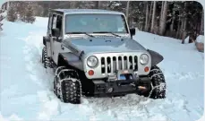  ??  ?? Para transitar en nieve profunda es aconsejabl­e avanzar de a poco e ir rompiendo la capa de nieve.