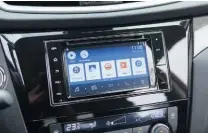  ??  ?? El sistema multimedia del Nissan es un anticuado y lento. No cuenta con cámara de visión trasera. Los zócalos sobresalen demasiado, y quedan expuestos a la suciedad. Auxilio en 17”, doble techo panorámico de vidrio y una de las claves: el selector de tracción All Mode 4x4i.