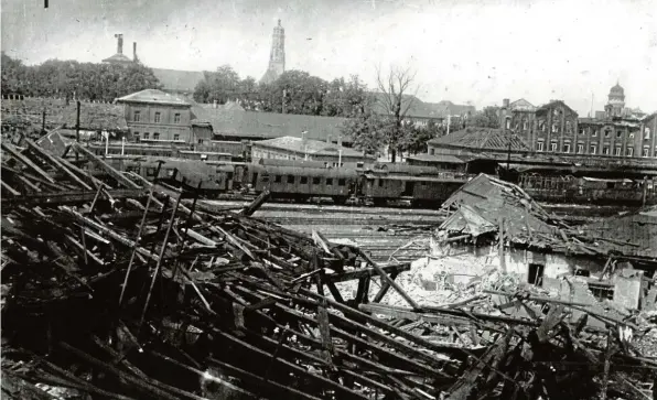  ?? Foto: Stadtarchi­v Nördlingen ?? Am 20. April 1945, also vor 75 Jahren, wurde Nördlingen zweimal Ziel von Luftangrif­fen. 28 Menschen starben, Hunderte wurden verletzt. Besonders betroffen war der Bereich um den Bahnhof.