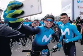  ?? / MAURICIO DUEÑAS (EFE) ?? Nairo (a la derecha), junto a un aficionado.