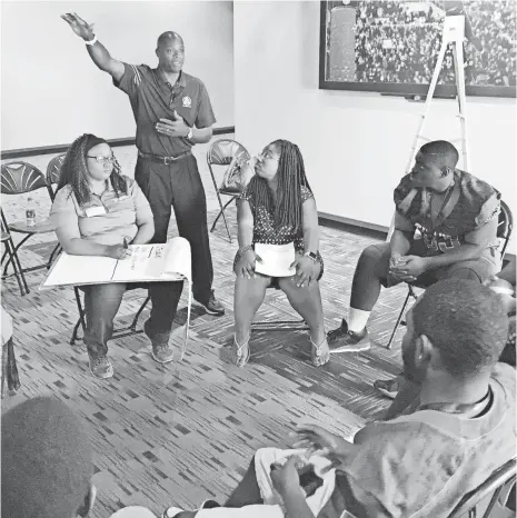  ?? LORENZO REYES, USA TODAY SPORTS ?? Former Redskins cornerback Darrell Green takes part in a session of the Strong Youth, Strong Communitie­s program.