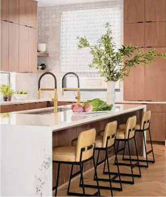  ?? Photos by Aimee Mazzenga ?? Chris Wood and Debbie Yee wanted modern, walnut-veneer cabinets in their kitchen.