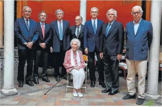  ?? JOSÉ ÁNGEL GARCÍA ?? María Asunción Milá, con siete de sus doce hijos en 2019. Manuel está en el centro de la foto, detrás de su madre.