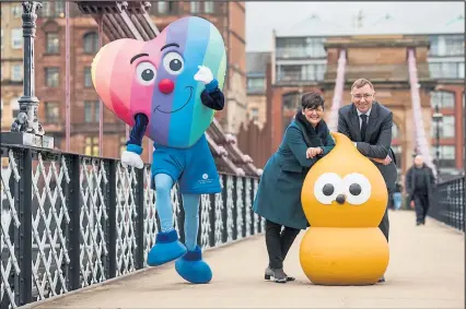  ??  ?? Harvey and Zingy are joined by Heather Manson and Paul Winkle to mark the cash gift to the hospice appeal