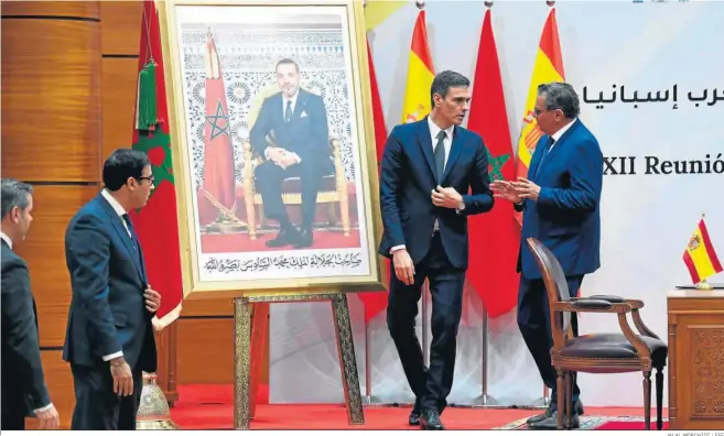  ?? JALAL MORCHIDI / EFE ?? Pedro Sánchez, junto al primer ministro marroquí, Aziz Akhannouch, en Rabat.