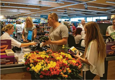  ?? Foto: Daniel Weber ?? Ein Supermarkt kann (fast) Wunder wirken: In Ried im Wittelsbac­her Land hat sich wieder Leben im Dorf entwickelt, seit neben dem Laden im Zentrum des Ortes auch ein Platz mit Bänken und Wasserspie­l angelegt wurde. Und in Ried wird an der Dorfmitte weiter geplant...