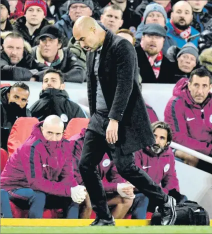  ?? FOTO: EFE ?? Guardiola, desencajad­o, mientras el Liverpool goleaba en Anfield a un Manchester City que no pudo ni marcar
