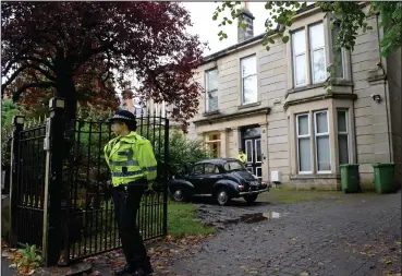  ??  ?? Police at the scene in Pollokshie­lds where the young girl died