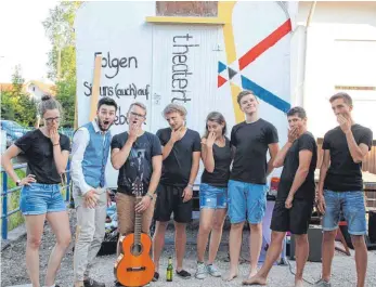  ?? FOTO: PRIVAT ?? Freuen sich auf die anstehende Tour im Ländle und auf das Straßenkun­stfestival in Biberach: Die Mitglieder der Theaterton­ne.