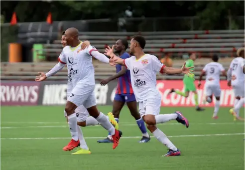  ?? FE ?? Jugadores del Atlético Vega Real celebran su primera victoria en un certamen internacio­nal tras vencer 2-1 al Arcahaie, de Haití.