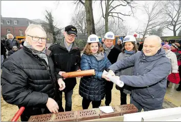  ?? BILD: MARTIN REMMERS ?? Architekt Hartmut Kapels, Jens Haake (BVO), Heimleiter­in Anett Gavelis, Frank Diekhoff, Birgit Sunder (beide BVO), und Architekt Jörn Haußmann (v.l.) am Grundstein