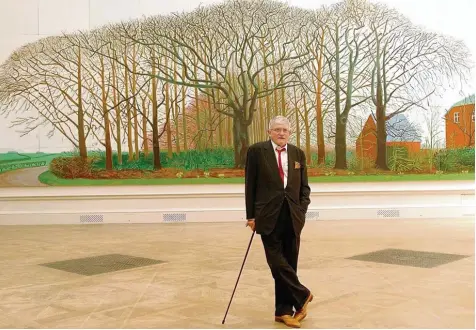  ?? Foto: John Stillwell, dpa ?? David Hockney vor seiner monumental­en Arbeit „Größere Bäume am Wasser“.