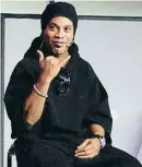  ?? ENRIC FON CUBER A   EFE ?? Ronaldinho i el seu gest surfista