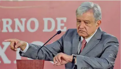  ??  ?? AVISO. Andrés Manuel López Obrador, durante su conferenci­a matutina, ayer.