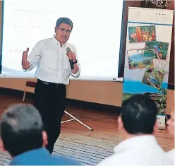  ?? FOTO: EL HERALDO ?? El gobernante entregó los certificad­os de microcuenc­as para los municipios de Santa Cruz de Yojoa y Las Vegas, Santa Bárbara.