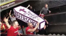  ??  ?? Antwerpfan­s dragen Beerschot ten grave. “Kwetsend, maar achteraf bekeken zijn we hen daar dankbaar voor.”