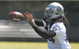  ?? Paul Chinn / The Chronicle ?? Marshawn Lynch participat­es in the first day of practice when fans chanted, “Beast Mode.”