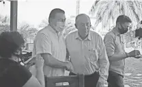  ?? /JOSÉ L. VILLAFUERT­E ?? Rubén Muñoz y Leonel Cota compartier­on el pan y la sal en La Paz