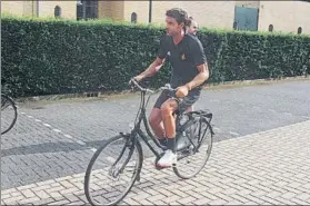  ?? FOTO: Á.L. ?? Xabi Prieto acudiendo al entrenamie­nto en bici