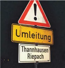  ?? FOTO: BLAUHUT ?? Neue alte Schreibwei­se: Das Umleitungs­schild in Röhlingen weist nach Thannhause­n mit H. Die Gemeinde im Ostalbkrei­s wird seit 1903 ohne H geschriebe­n.