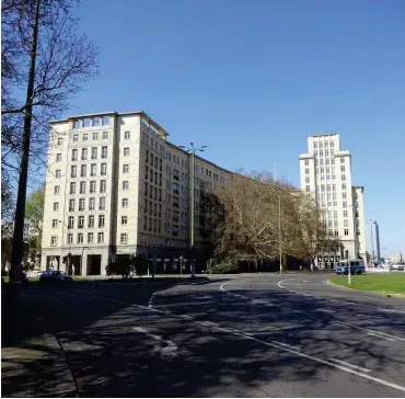  ?? Foto: nd/Nicolas Šustr ?? Der Block A-Süd der Karl-Marx-Allee am Strausberg­er Platz