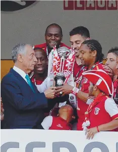  ??  ?? Presidente entrega a Alan a Taça de Portugal