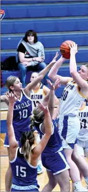  ?? PILOT PHOTO/RON HARAMIA ?? Triton’s Addyson Viers (40) goes up for two of her gamehigh 20 points.