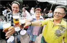  ?? BILD: PIET MEYER ?? Auf ein gutes Gartenjahr (von links): Beim Sommerfest in Bürgerfeld­e stießen Werner Bredehorn, Karin BielefeldB­raun und Ralf Bredehorn an.