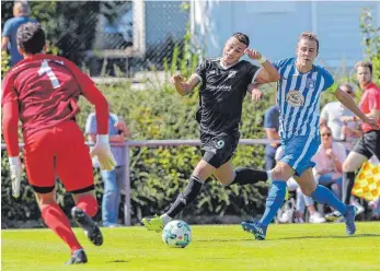  ?? FOTO: THOMAS SIEDLER ?? Mathias Wesolowski (rechts) und Julius Lense (links) behielten mit Olympia Laupheim die Oberhand gegen Titelfavor­it TSV Essingen (Mitte Serdal Kocak).