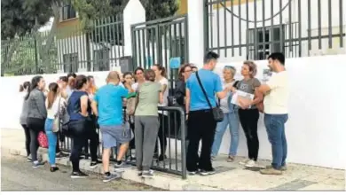  ??  ?? Padres a las puertas del colegio conocido de El Romeral.