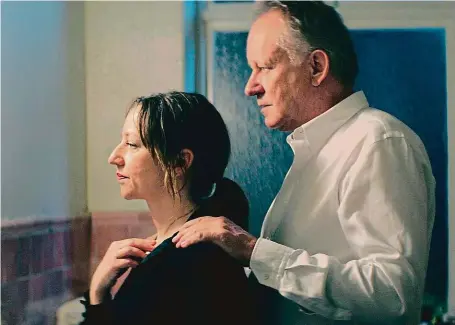  ?? FOTO BONTONFILM ?? Šťastný konec prázdnoty? Andrea Braein Hovigová jako Anja a Stellan Skarsgard jako Tomas.