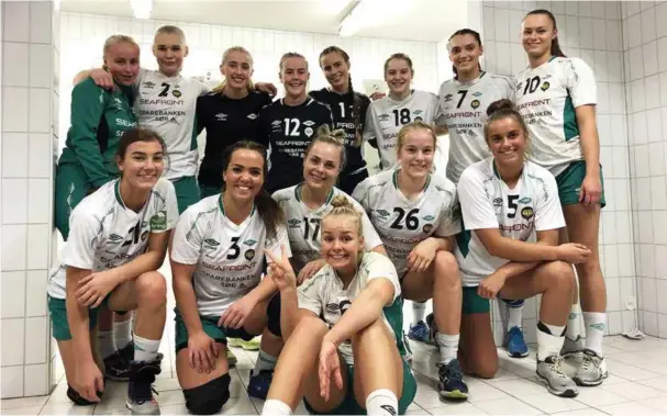  ?? FOTO: ODD IVAR HJETLAND ?? Etter en plundrete høstsesong har Vågs damelag i 2. divisjon fått en pangstart på 2019. Bak fra venstre: Stine Solum, Aurora Kvalnes, Martine Kårikstad Andersen, Sanne Jahnsen, Benedicte Udjus, Tuva Lilleås, Merlinda Qorrai og Karine Emilie Dahlum. Foran fra venstre: Veriana Veliqi, Linda Sløgedal, Vilde Andersen, Emma Lindal og Mathilde Flo Hjetland. Helt foran: Desirée Sundtjønn.