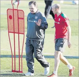  ?? FOTO: J. A. G. SIRVENT ?? En 2012 Marcelo Bielsa y Gaizka Toquero, durante un entrenamie­nto