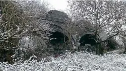  ?? ROBIN JONES ?? Snowbound Bridge 234 at Bourne: members of the town’s local history group are fighting to save it from demolition.