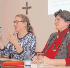  ?? FOTO: MARGRET WELSCH ?? Die Hochschull­ehrerin Eva Kalny (rechts) und die Leiterin des Tagungshau­ses der Akademie, Heike Wagner, diskutiere­n mit dem Publikum integrativ­e Kulturkonz­epte.