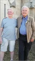  ?? (DR) ?? Brian Farlane et Édouard Friend, côte à côte 80 ans après leurs pères.