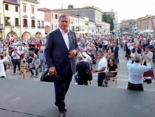  ??  ?? In piazza Ferretto Luigi Brugnara parla ai sostenitor­i, tutti con mascherina fucsia (Errebi)