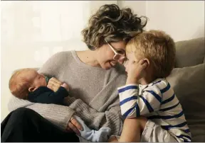  ??  ?? MAMÁ FULL TIME. Durante la entrevista, la diseñadora no se despega en ningún momento de sus hijos Iñaki (2 meses) y Joaquín (3).