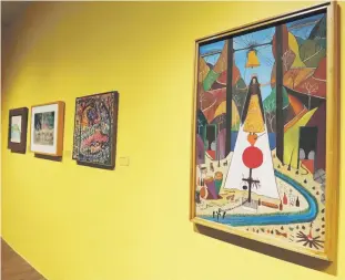  ?? ?? Varias obras de la exposición. En primer plano la obra “La Reine Titane”, del artista haitiano Préfète Duffaut.